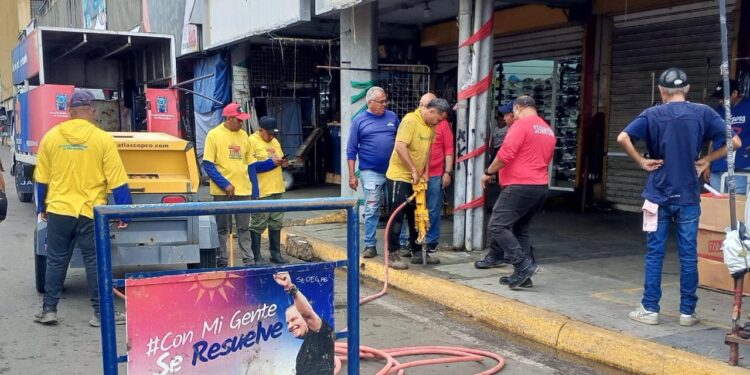 Cuadrillas municipales reparan bote de agua en C.C San Felipe 2