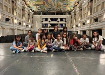 Fundanis fortalece la educación cultural llevando 44 niños a conocer el Teatro Baralt