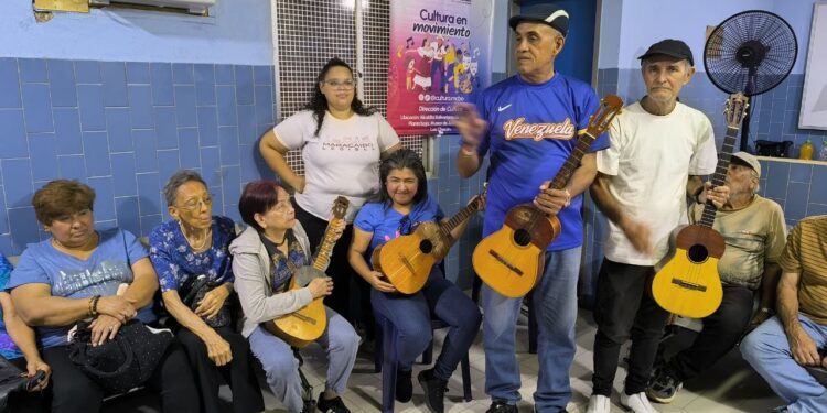 Abuelos y abuelas del club “Años Dorados” del IVSS Norte recibieron clase especial de cuatro