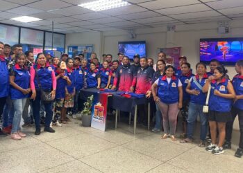 Alcaldía de Maracaibo censó y dotó de uniformes a comerciantes informales del Terminal de Pasajeros