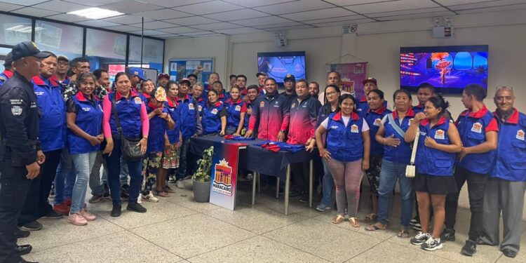 Alcaldía de Maracaibo censó y dotó de uniformes a comerciantes informales del Terminal de Pasajeros