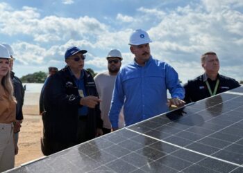 Gobernador Luis Caldera inspecciona avances del Parque Solar Fotovoltaico en Machango