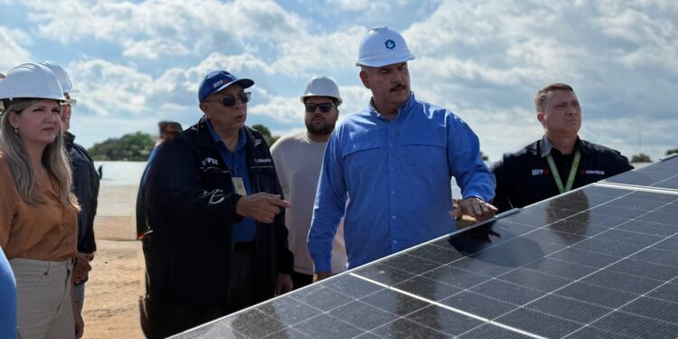 Gobernador Luis Caldera inspecciona avances del Parque Solar Fotovoltaico en Machango