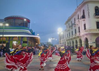 Zulia rinde homenaje a la danza ¡1.500 bailarines tomaron la Plaza Baralt!