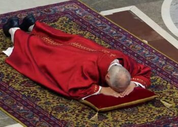 Tradición y Fe: El Papa León XIV ora tendido en el suelo durante la Pasión de Cristo