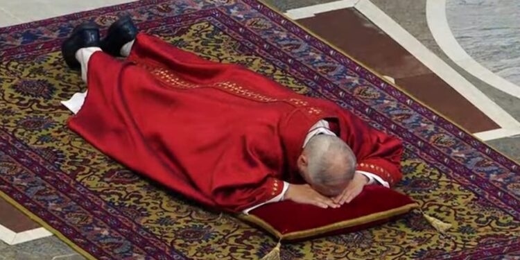 Tradición y Fe: El Papa León XIV ora tendido en el suelo durante la Pasión de Cristo
