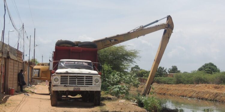 Alcaldía de Maracaibo realiza operativo de limpieza en el Puente Espuma de la comunidad de Etnia Guajira