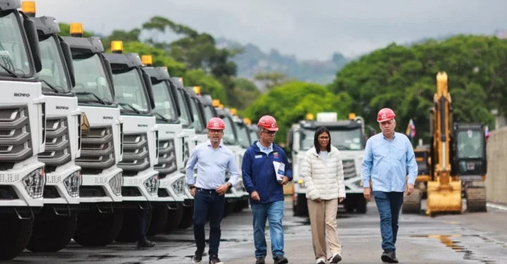 Fortalecen Plan de Lluvias con la entrega de camiones compactadores y maquinaria