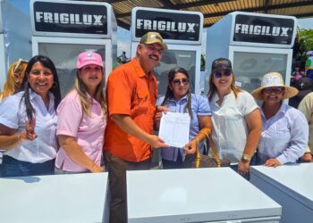 Gobernador Luis Caldera entrega dotación y equipamiento para 149 escuelas del Zulia