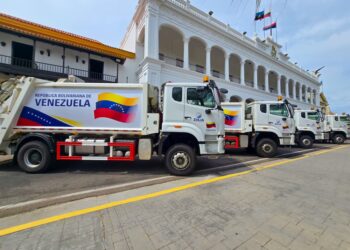 Luis Caldera entrega ocho unidades compactadoras como parte del Plan de Recolección de Desechos