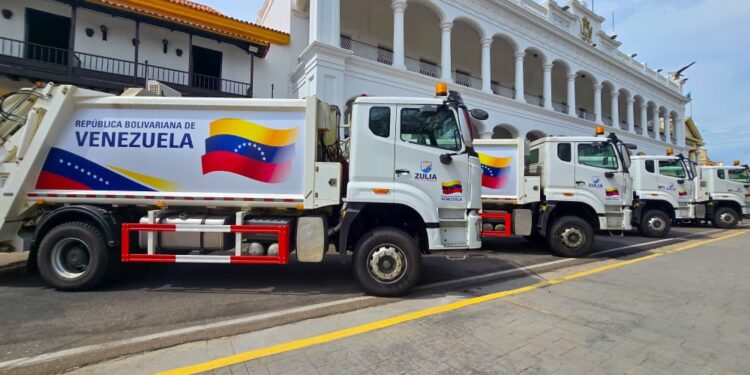 Luis Caldera entrega ocho unidades compactadoras como parte del Plan de Recolección de Desechos