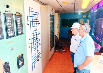 Luis Caldera entrega ocho unidades compactadoras como parte del Plan de Recolección de Desechos