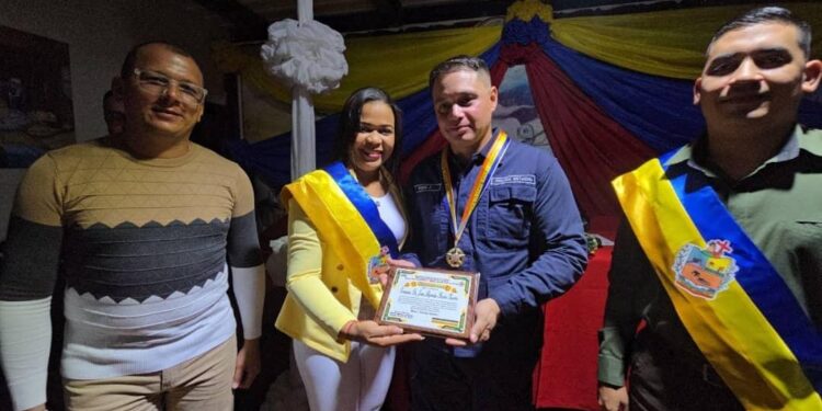 Alcaldía y Concejo Municipal de Obispo Ramos de Lora otorgaron distinción honorífica al Comisario Jesús Rivera Puentes