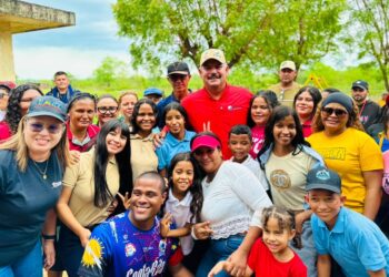 Gobernador Luis Caldera despliega Plan Cayapa Escolar en Santa Rita ¡Entrega de uniformes!