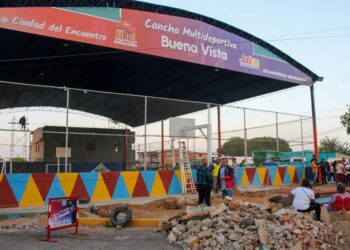 Rehabilitan cancha y construyen parque infantil en Buena Vista ¡Alcaldía y Maracaibo Juntos todo es Posible!
