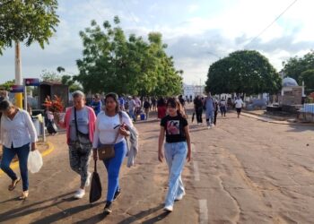 Cementerios municipales contaron con masiva asistencia en el marco del Día de las Madres