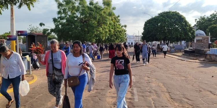 Cementerios municipales contaron con masiva asistencia en el marco del Día de las Madres