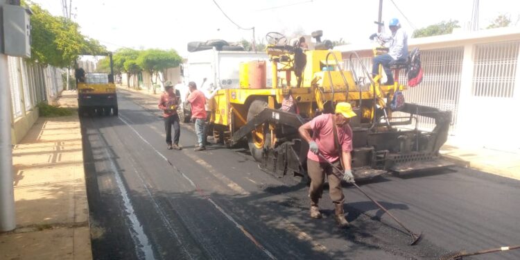 Alcaldía de Maracaibo alcanza el 50% de rehabilitación integral en la Av. 4 de San Jacinto ¡Colectores y asfaltado!
