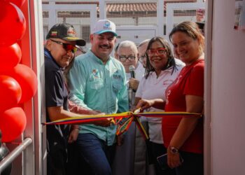 Gobernador Luis Caldera entrega Mercal en Lagunillas (+Zulia)