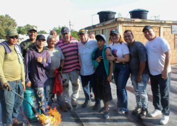 Alcalde Di Martino inspecciona trabajos de impermeabilización en la parroquia Manuel Dagnino ¡Plan Techo Comunal!
