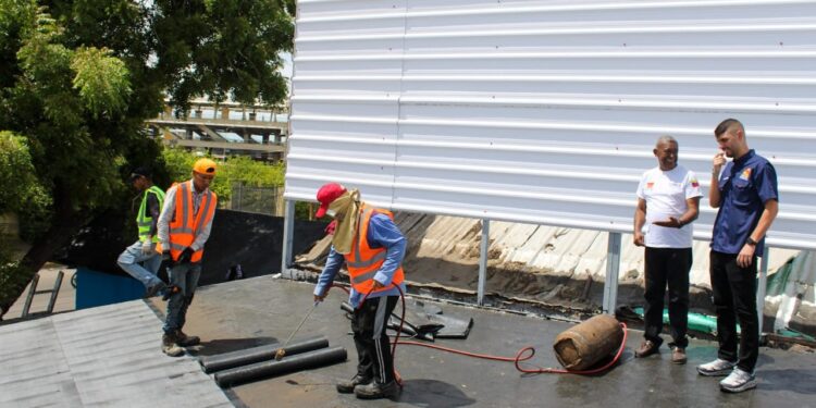 Impermeabilizan techo de la fachada del Mercado Santa Rosalía
