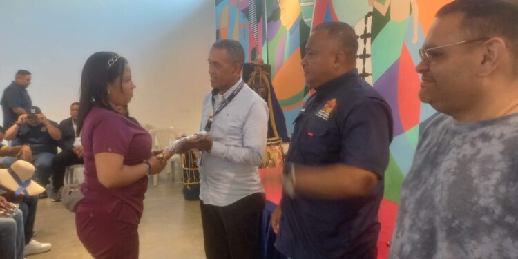 ‎Alcaldía de Maracaibo ofrenda a San Benito con entrega de uniformes a los Vasallos de Santa Lucía