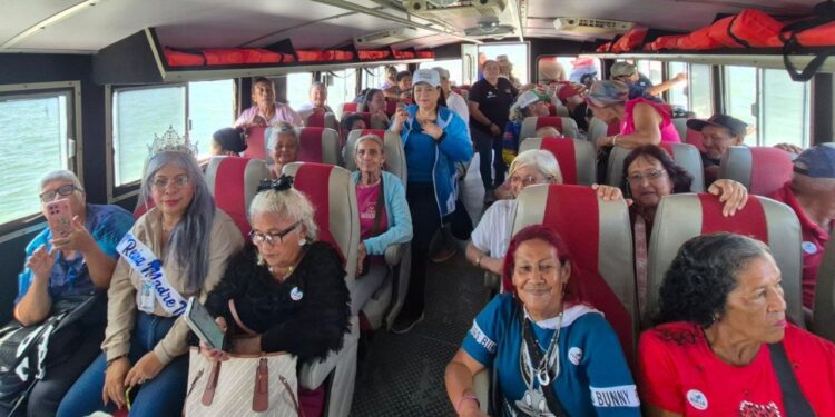 Alegría sobre el Coquivacoa: Más de 50 adultos mayores disfrutan de un emotivo paseo por el Lago de Maracaibo