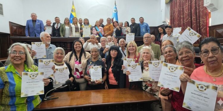 Clez anuncia reforma legal en beneficio del Adulto Mayor ¡Honra la sabiduría de los abuelos!