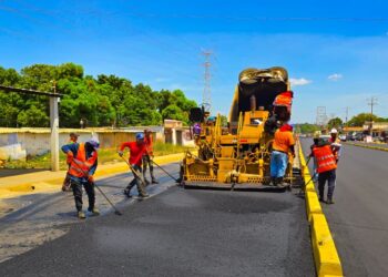 Gobernador Luis Caldera inspecciona trabajos de asfaltado en la Circunvalación 3