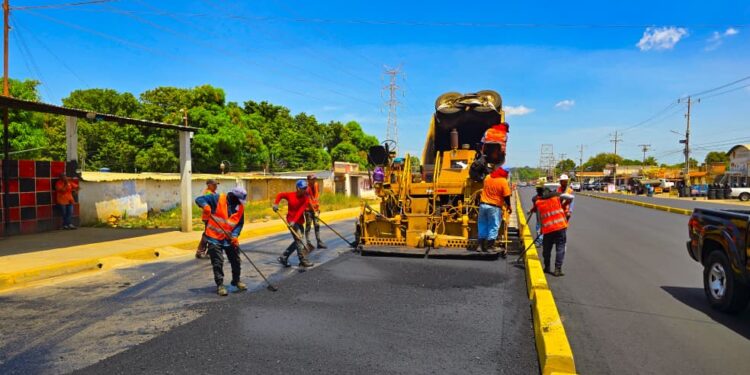 Gobernador Luis Caldera inspecciona trabajos de asfaltado en la Circunvalación 3