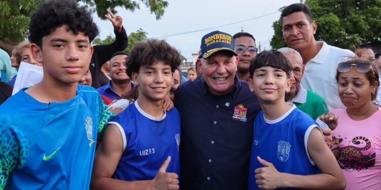 Plan de recuperación de espacios entrega nueva cancha en la parroquia Caracciolo Parra Pérez