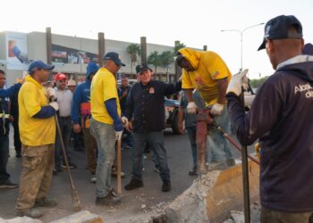 Alcaldía de Maracaibo inicia construcción de paso peatonal en la vialidad frente a Gran Bazar