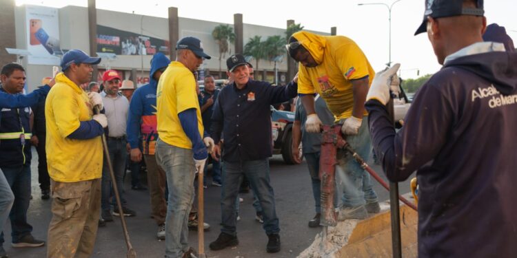 Alcaldía de Maracaibo inicia construcción de paso peatonal en la vialidad frente a Gran Bazar