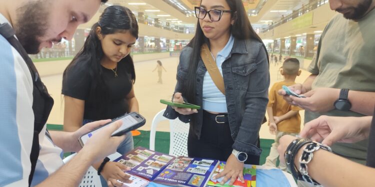 Fomutur sigue la fiebre mundialista con el intercambio de barajitas ¡Desde Galerías Mall!