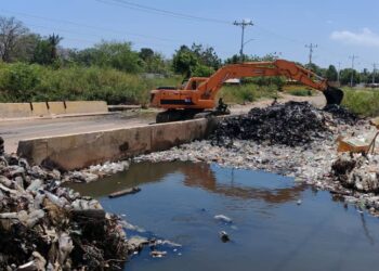 Alcaldía de Maracaibo realiza saneamiento del Puente Espuma y Cajón La Vega en la parroquia Idelfonso Vásquez
