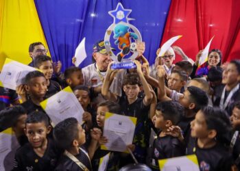 Alcalde Di Martino entrega distinciones a campeones en robótica y bicampeones en fútbol
