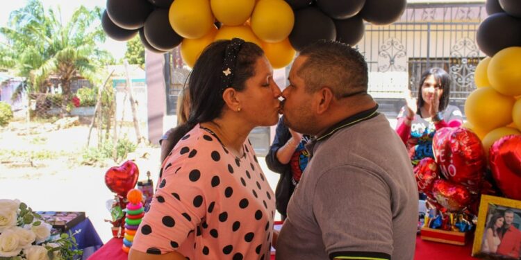 ¡Hasta la gente se puede casar! Cañada Honda celebra el amor y la solidaridad durante jornada de Mercado Popular de la Alcaldía de Maracaibo