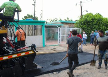 Ingeniería municipal asfalta urbanización Sucre incluyendo la rehabilitación de su cancha