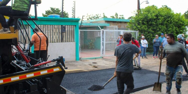 Ingeniería municipal asfalta urbanización Sucre incluyendo la rehabilitación de su cancha