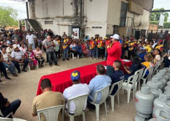 Gobernador Luis Caldera entrega 840 cilindros a cuatro comunas de Maracaibo ¡Plan Cayapa Gas Comunal!