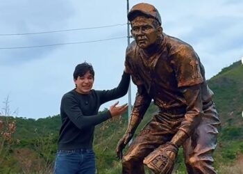 Josué Benjamín Figueroa inmortaliza a Luis Aparicio en una escultura ¡Iniciativa del alcalde Di Martino!