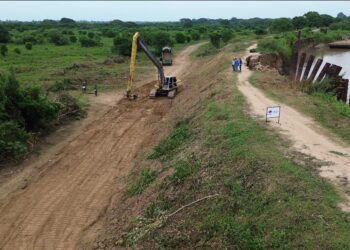 Gobernador Caldera coordina atención en infraestructura hídrica y vial en el Sur del Lago