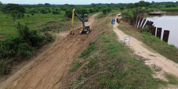 Gobernador Caldera coordina atención en infraestructura hídrica y vial en el Sur del Lago