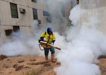 Alcaldía de Maracaibo realiza jornada de fumigación en Residencias Lago Azul beneficiando a más de 1.400 familias