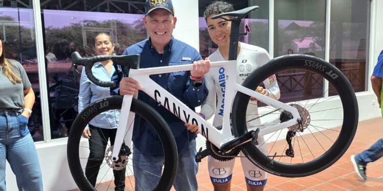 Alcalde Di Martino entregó bicicleta de alta gama al Embajador Deportivo Luis Miguel Hernández