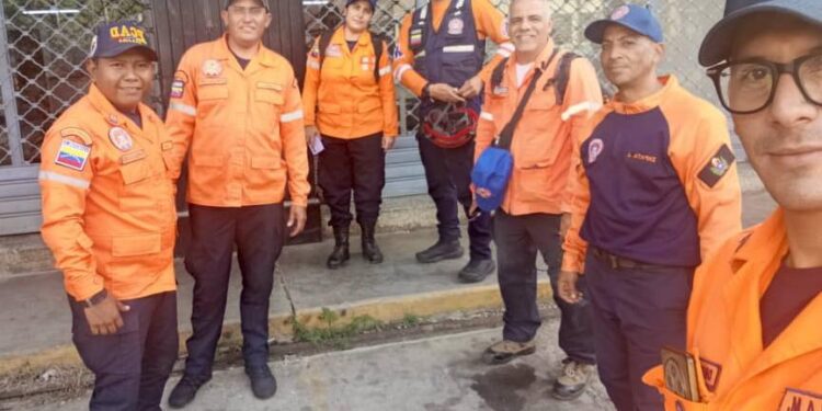 Equipo de Protección Civil Maracaibo ayuda en labores de rescate en La Guaira ¡Con plena disposición!