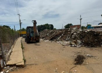 Alcaldía de Maracaibo continúa mantenimiento en la cañada 23 de marzo ¡Estima extraer mil toneladas de desechos!