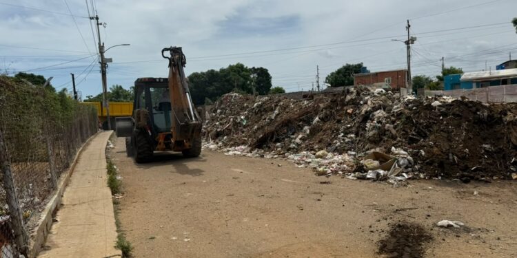 Alcaldía de Maracaibo continúa mantenimiento en la cañada 23 de marzo ¡Estima extraer mil toneladas de desechos!
