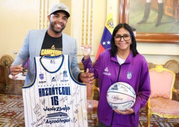 Presidenta (E) condecora a campeonas y campeones del baloncesto en Miraflores