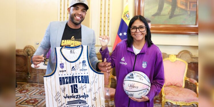Presidenta (E) condecora a campeonas y campeones del baloncesto en Miraflores